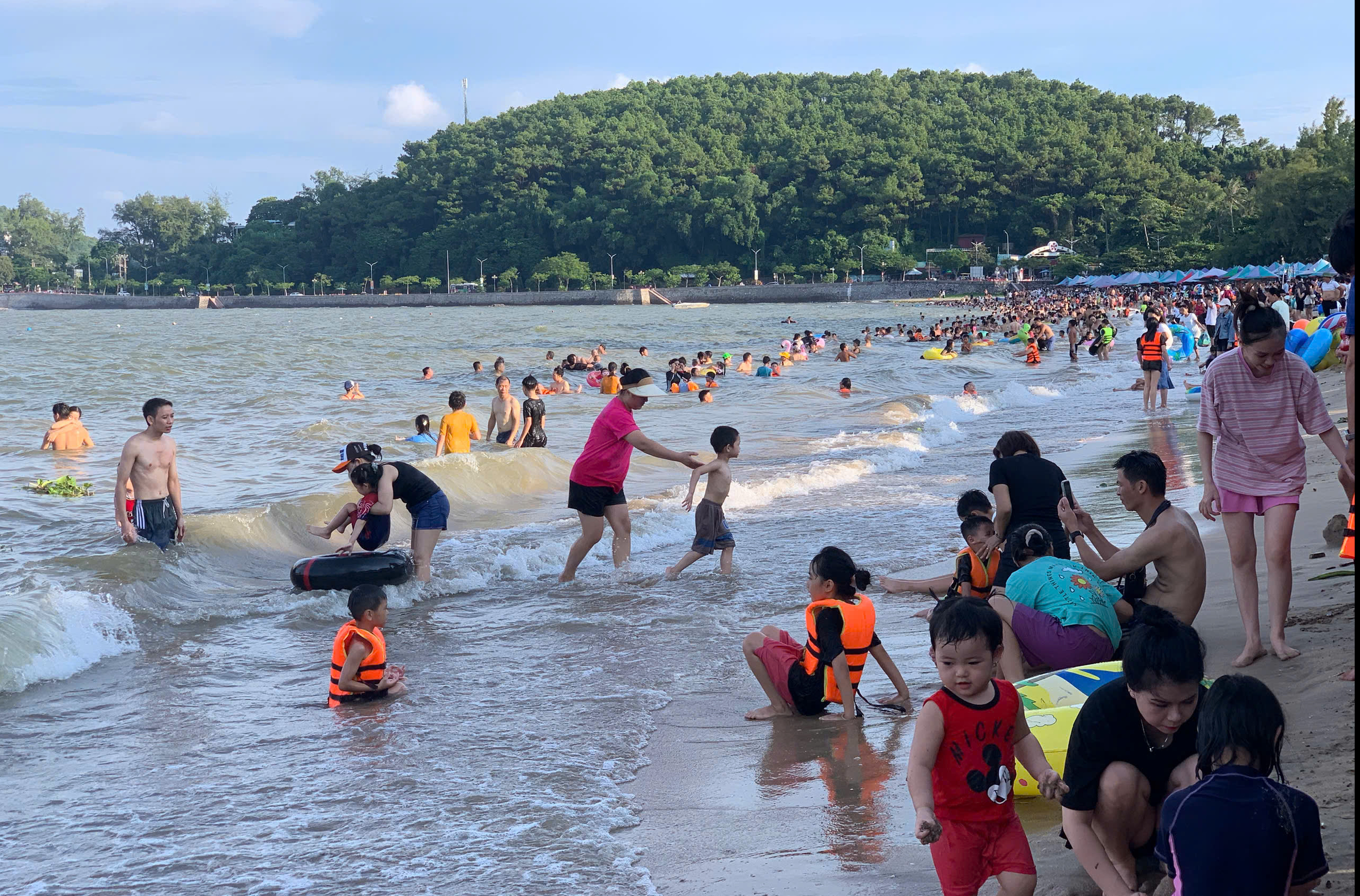 Khách nườm nượp đổ về Cát Bà, nhưng hết cảnh ùn tắc chờ qua phà- Ảnh 3. Khách nườm nượp đổ về Cát Bà, nhưng hết cảnh ùn tắc chờ qua phà- Ảnh 3.