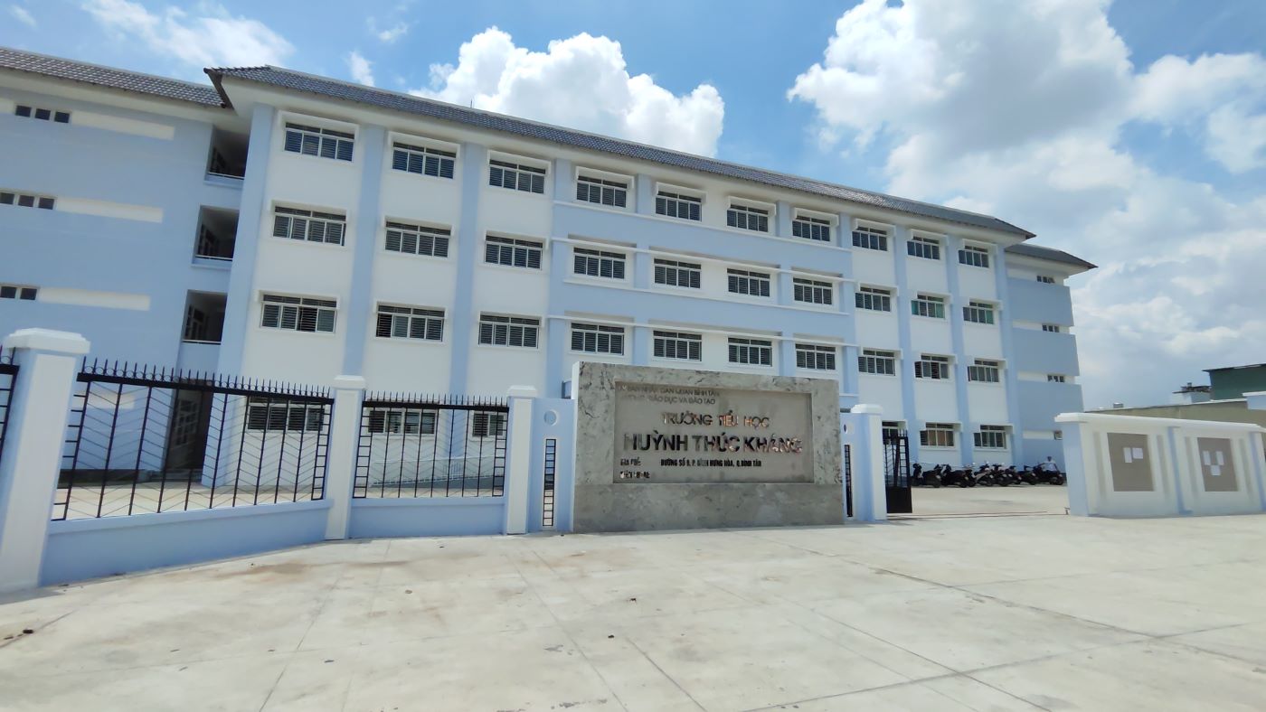 Trường Tiểu học Huỳnh Thúc Kháng (phường Bình Hưng Hòa) được xây dựng trên diện tích 12.826m2, 30 phòng học, 1.050 học sinh.