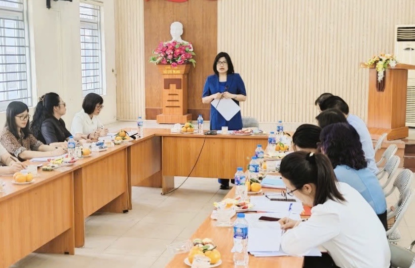 Trưởng ban Tổ chức Quận ủy Đống Đa Hoàng Thị Phương Ngọc kiểm tra việc thực hiện Chỉ thị 24-CT/TU tại phường Thịnh Quang.