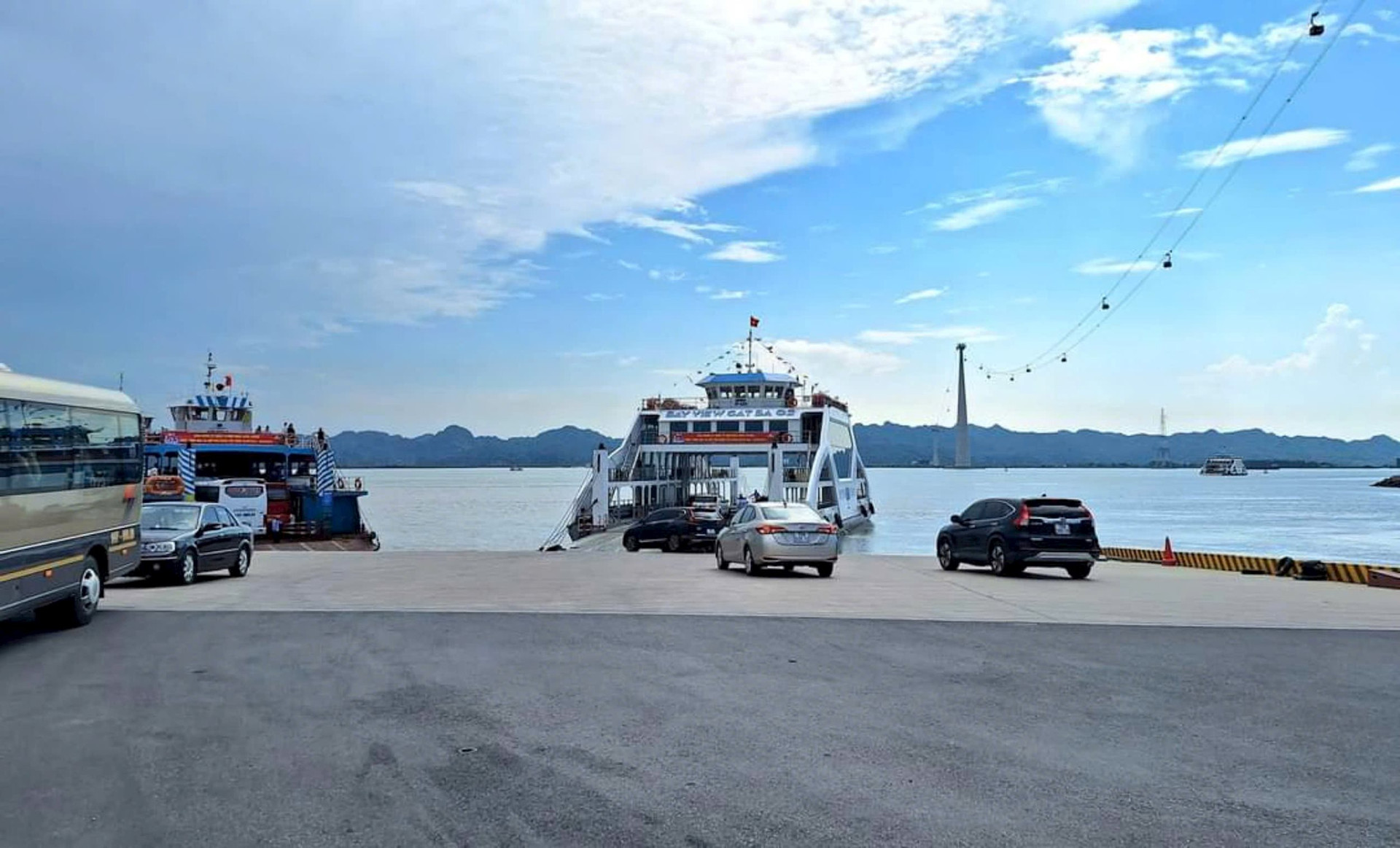 Các phương tiện di chuyển qua phà Đồng Bài - Cái Viềng không phải chờ đợi lâu.