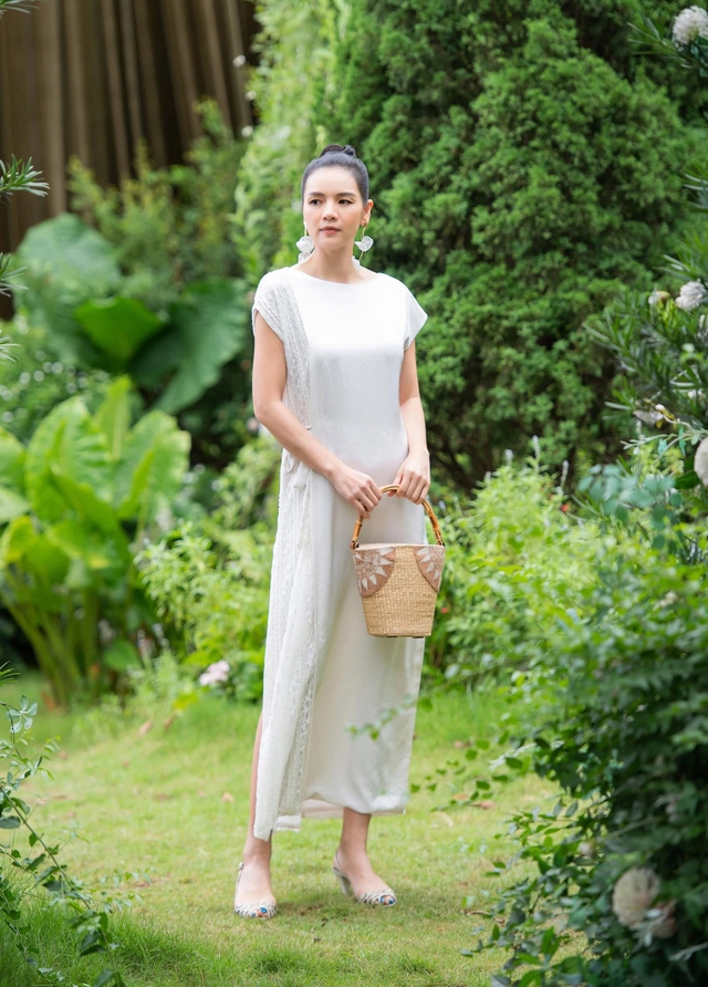 Váy suông, trang phục đa năng cho những ngày lễ dài thoải mái- Ảnh 6. Váy suông, trang phục đa năng cho những ngày lễ dài thoải mái- Ảnh 6.