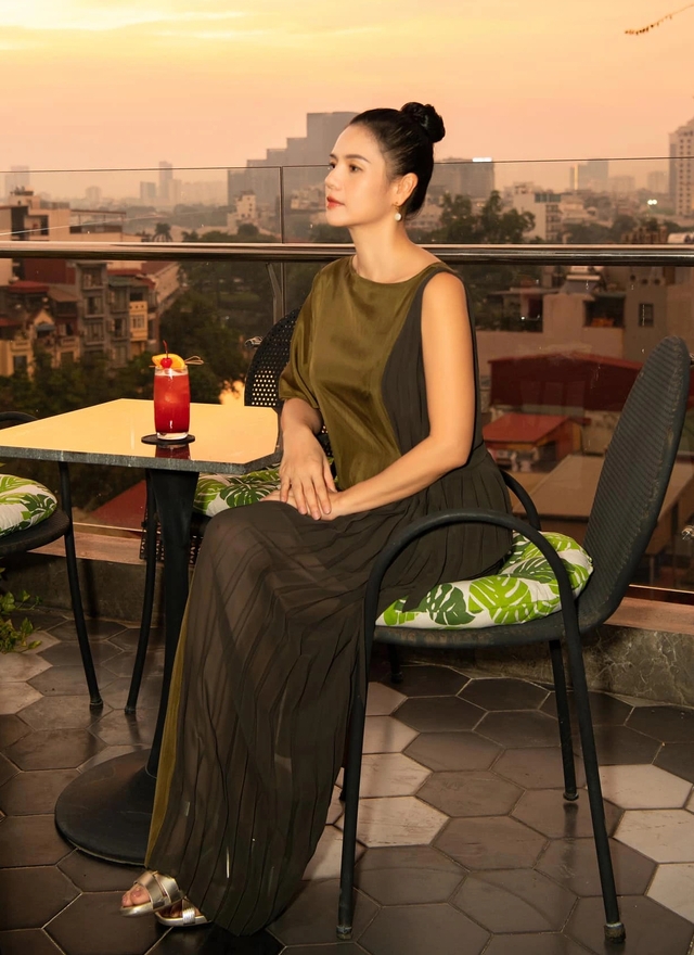 Váy suông, trang phục đa năng cho những ngày lễ dài thoải mái- Ảnh 8. Váy suông, trang phục đa năng cho những ngày lễ dài thoải mái- Ảnh 8.