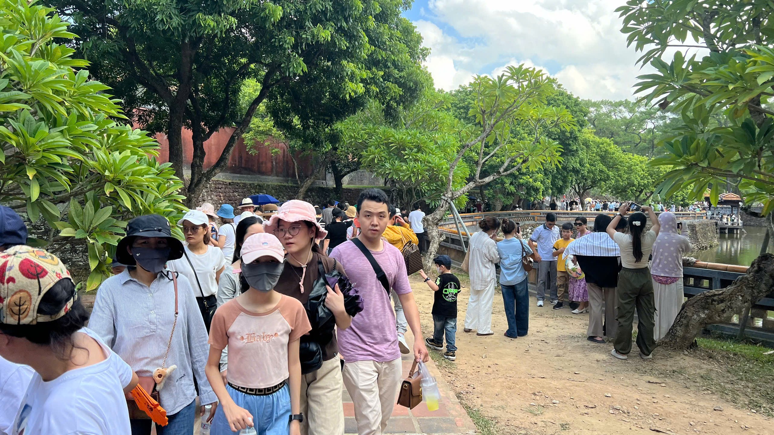 Du khách chen chân vào các di tích Huế trong ngày Quốc khánh 2-9- Ảnh 5. Du khách chen chân vào các di tích Huế trong ngày Quốc khánh 2-9- Ảnh 5.