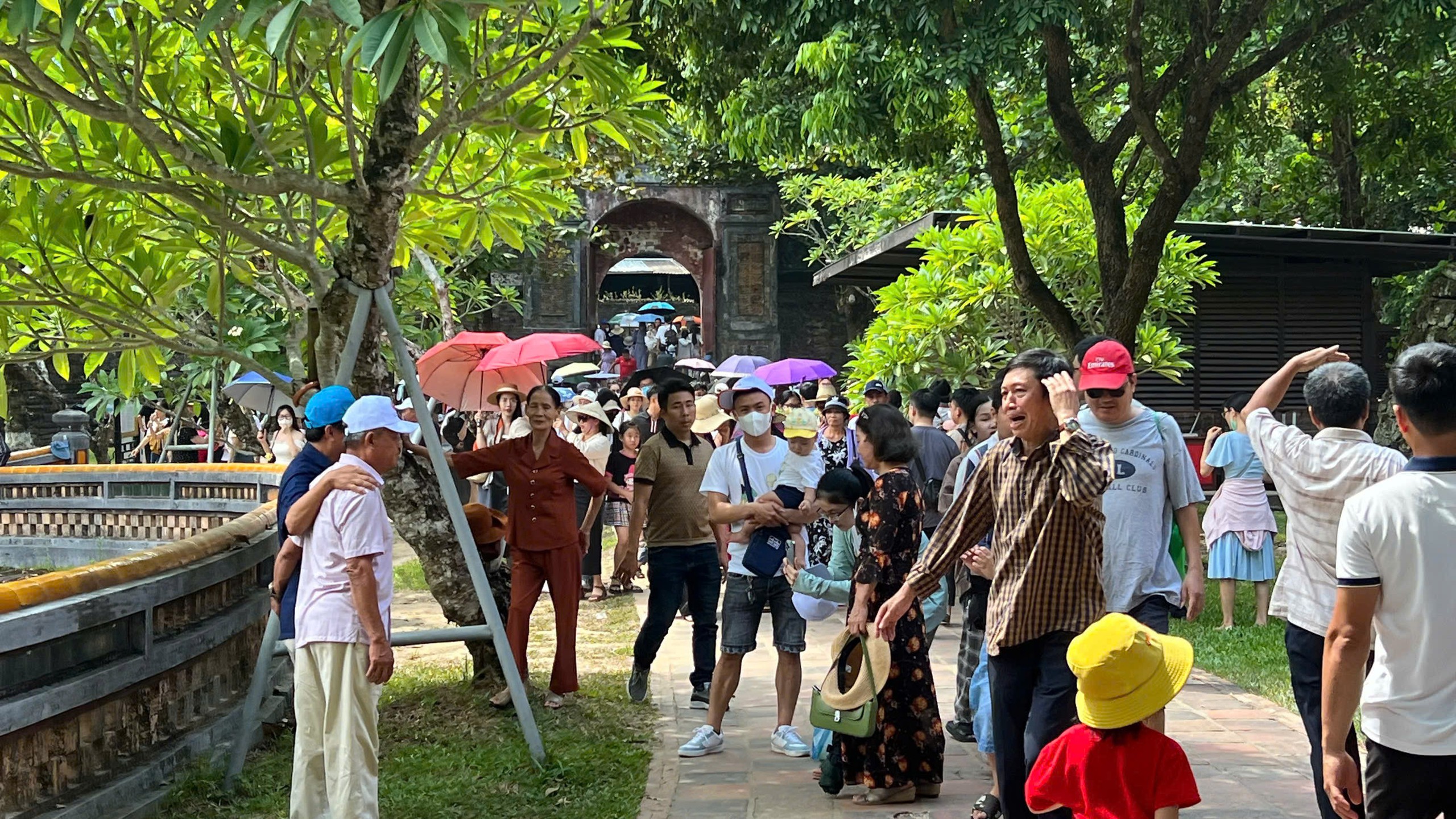 Du khách chen chân vào các di tích Huế trong ngày Quốc khánh 2-9- Ảnh 8. Du khách chen chân vào các di tích Huế trong ngày Quốc khánh 2-9- Ảnh 8.
