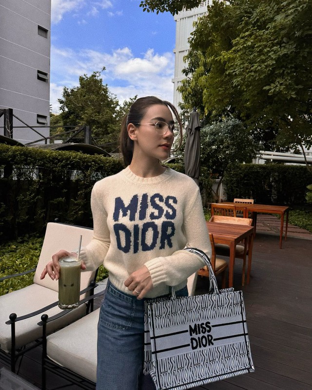 Bùng nổ xu hướng đầu mùa thu với áo dệt kim sành điệu, cá tính- Ảnh 7. Bùng nổ xu hướng đầu mùa thu với áo dệt kim sành điệu, cá tính- Ảnh 7.