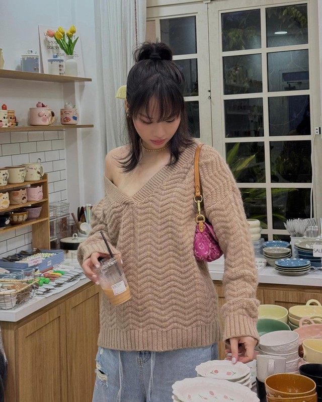 Bùng nổ xu hướng đầu mùa thu với áo dệt kim sành điệu, cá tính- Ảnh 11. Bùng nổ xu hướng đầu mùa thu với áo dệt kim sành điệu, cá tính- Ảnh 11.