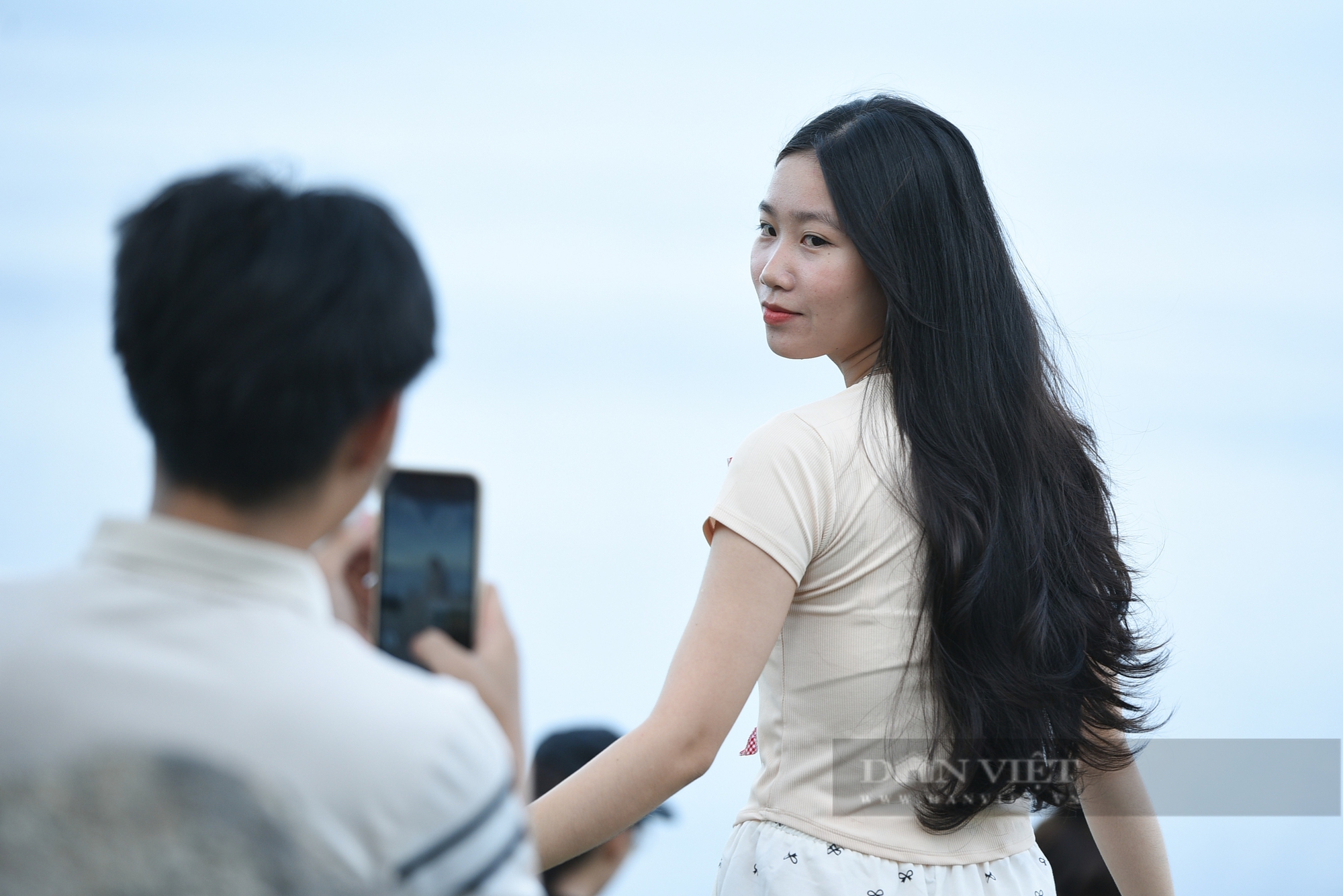 Nhiều em nhỏ tạo dáng chụp ảnh cùng cờ Tổ quốc trên núi Sơn Trà- Ảnh 3. Nhiều em nhỏ tạo dáng chụp ảnh cùng cờ Tổ quốc trên núi Sơn Trà- Ảnh 3.
