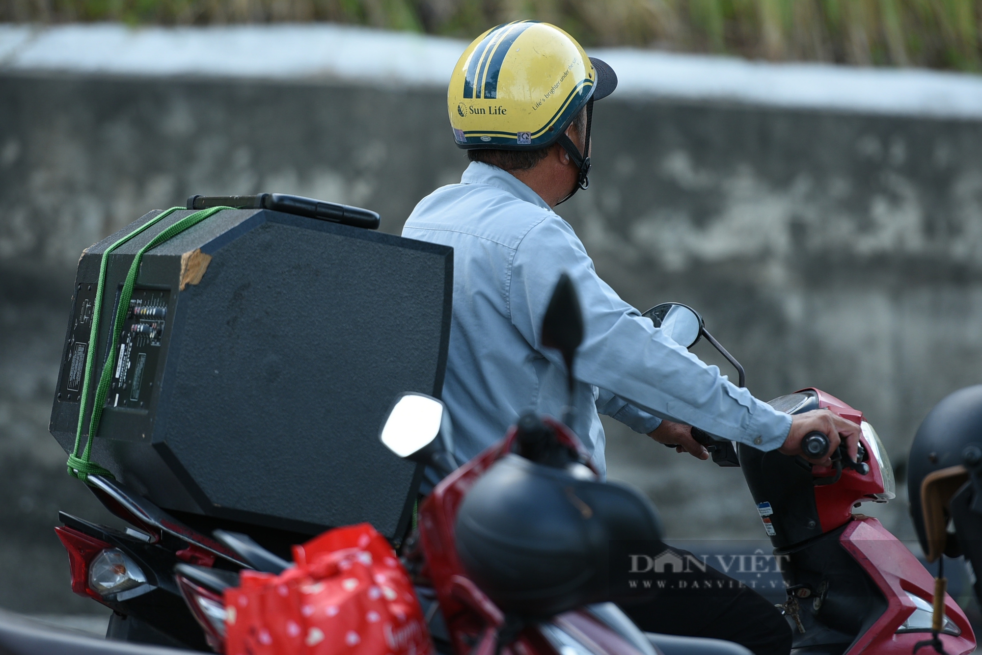 Nhiều em nhỏ tạo dáng chụp ảnh cùng cờ Tổ quốc trên núi Sơn Trà- Ảnh 9. Nhiều em nhỏ tạo dáng chụp ảnh cùng cờ Tổ quốc trên núi Sơn Trà- Ảnh 9.