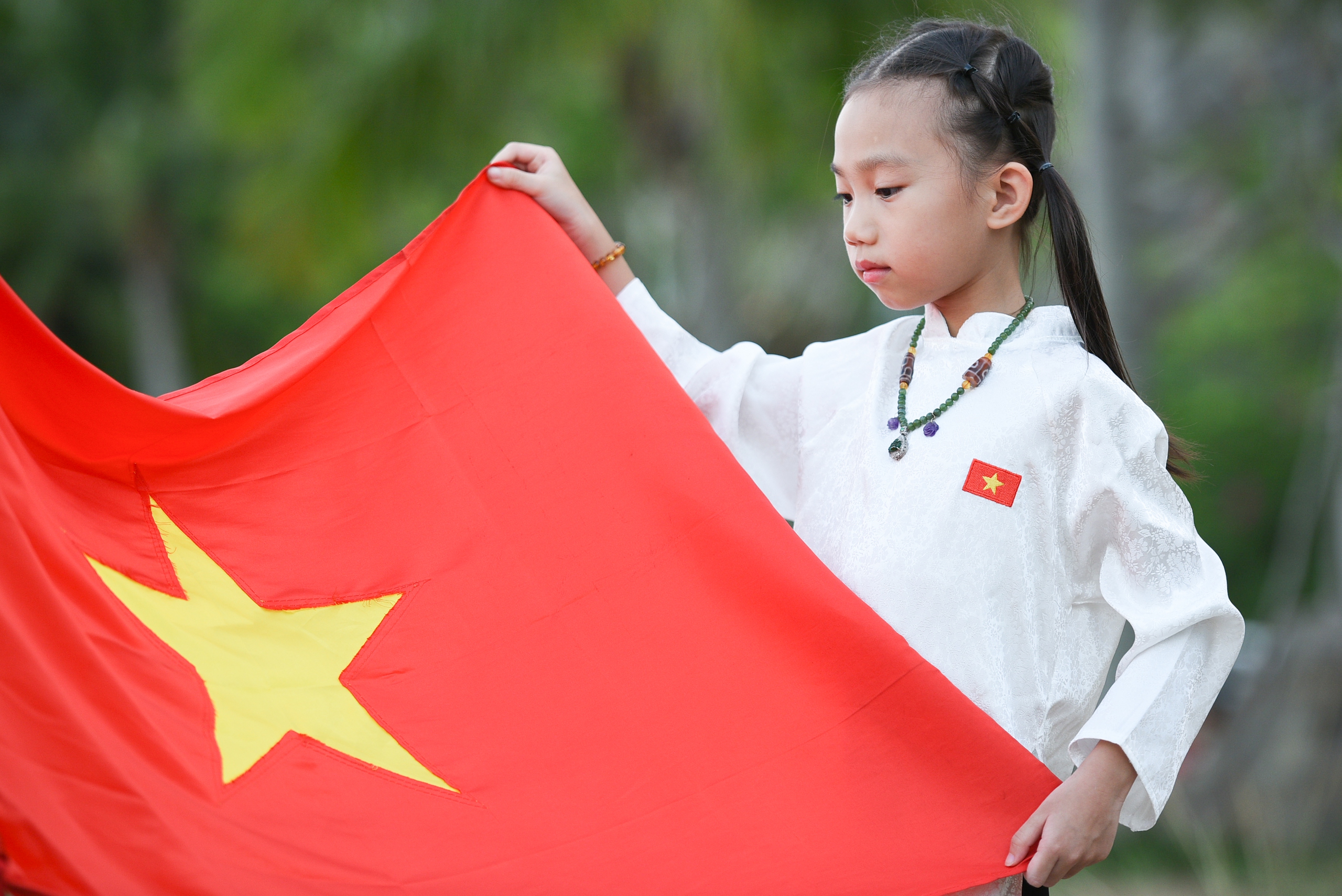 Nhiều em nhỏ tạo dáng chụp ảnh cùng cờ Tổ quốc trên núi Sơn Trà- Ảnh 11. Nhiều em nhỏ tạo dáng chụp ảnh cùng cờ Tổ quốc trên núi Sơn Trà- Ảnh 11.