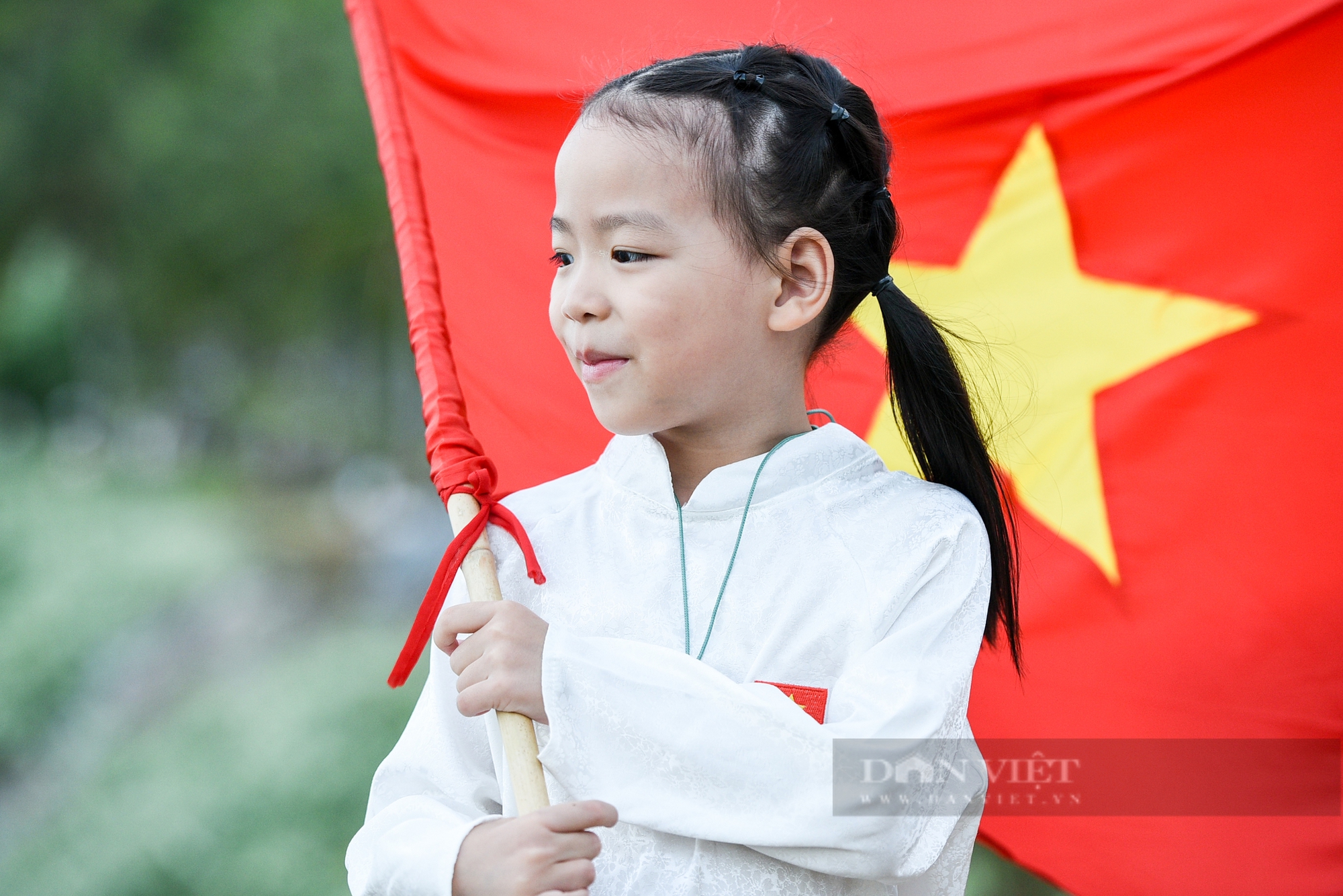 Nhiều em nhỏ tạo dáng chụp ảnh cùng cờ Tổ quốc trên núi Sơn Trà- Ảnh 12. Nhiều em nhỏ tạo dáng chụp ảnh cùng cờ Tổ quốc trên núi Sơn Trà- Ảnh 12.
