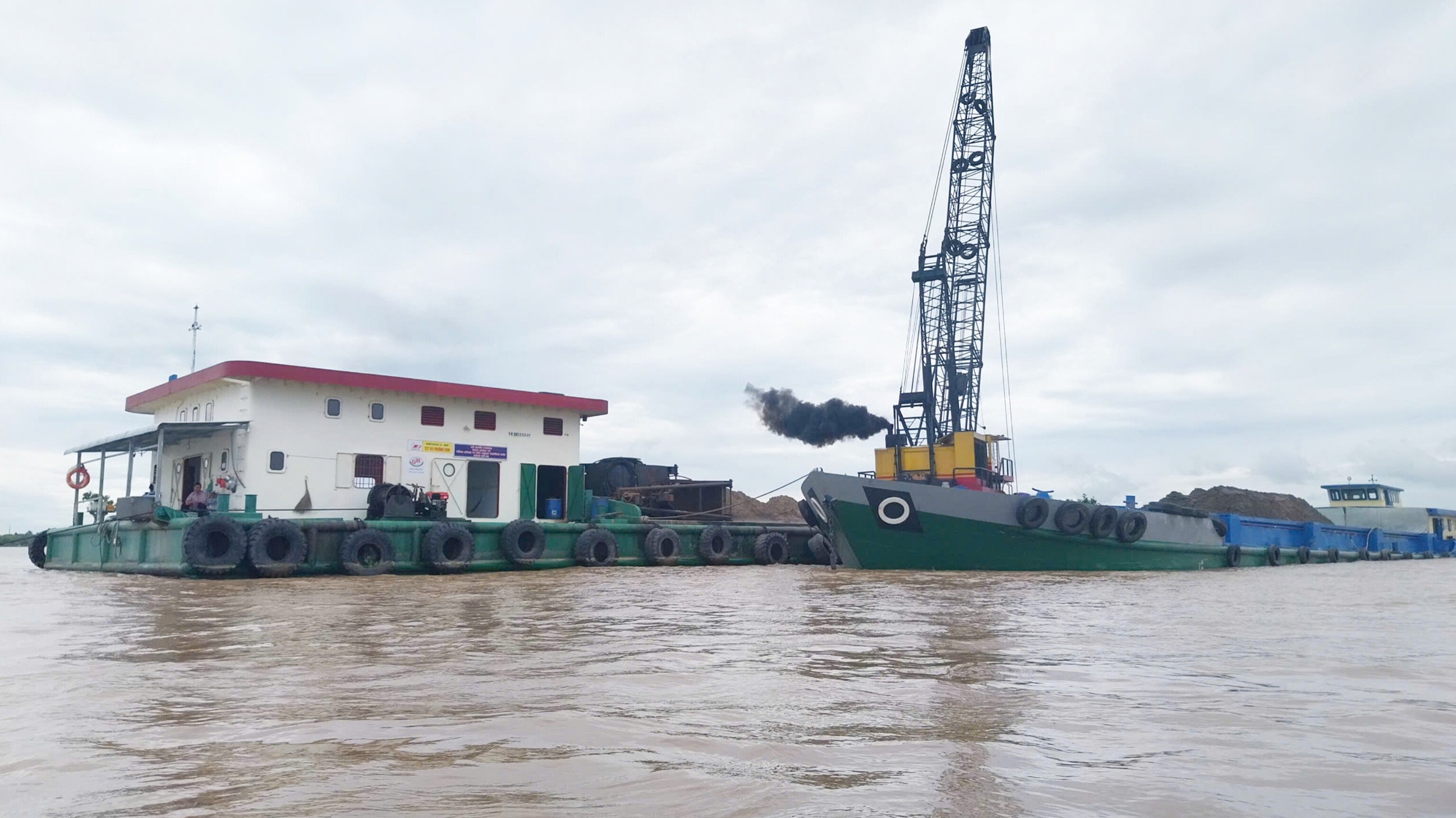 Cát liên tục được đưa về phục vụ cao tốc Cần Thơ - Cà Mau- Ảnh 2. Cát liên tục được đưa về phục vụ cao tốc Cần Thơ - Cà Mau- Ảnh 2.