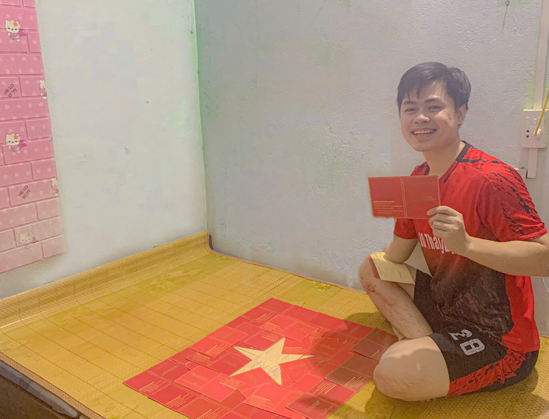 Bạn trẻ chụp ảnh cùng cờ Tổ quốc lan tỏa tình yêu đất nước - 14