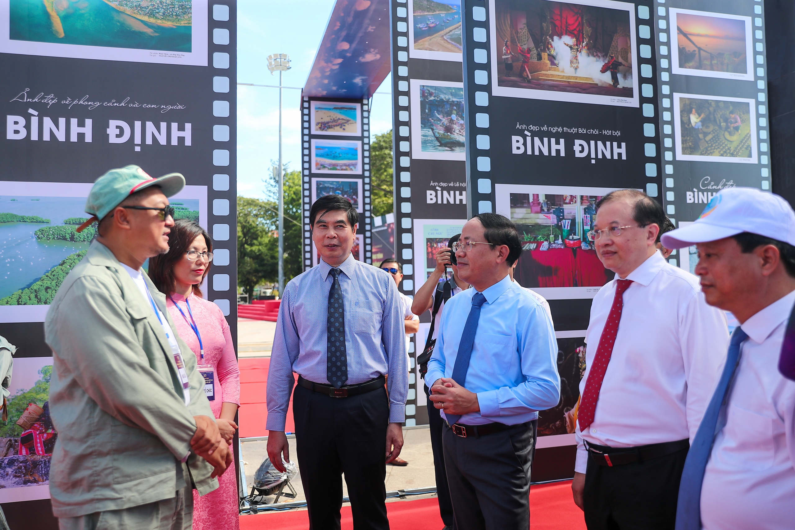 Giới thiệu “Du lịch Việt Nam qua không gian ảnh" - Ảnh 7. Giới thiệu “Du lịch Việt Nam qua không gian ảnh" - Ảnh 7.