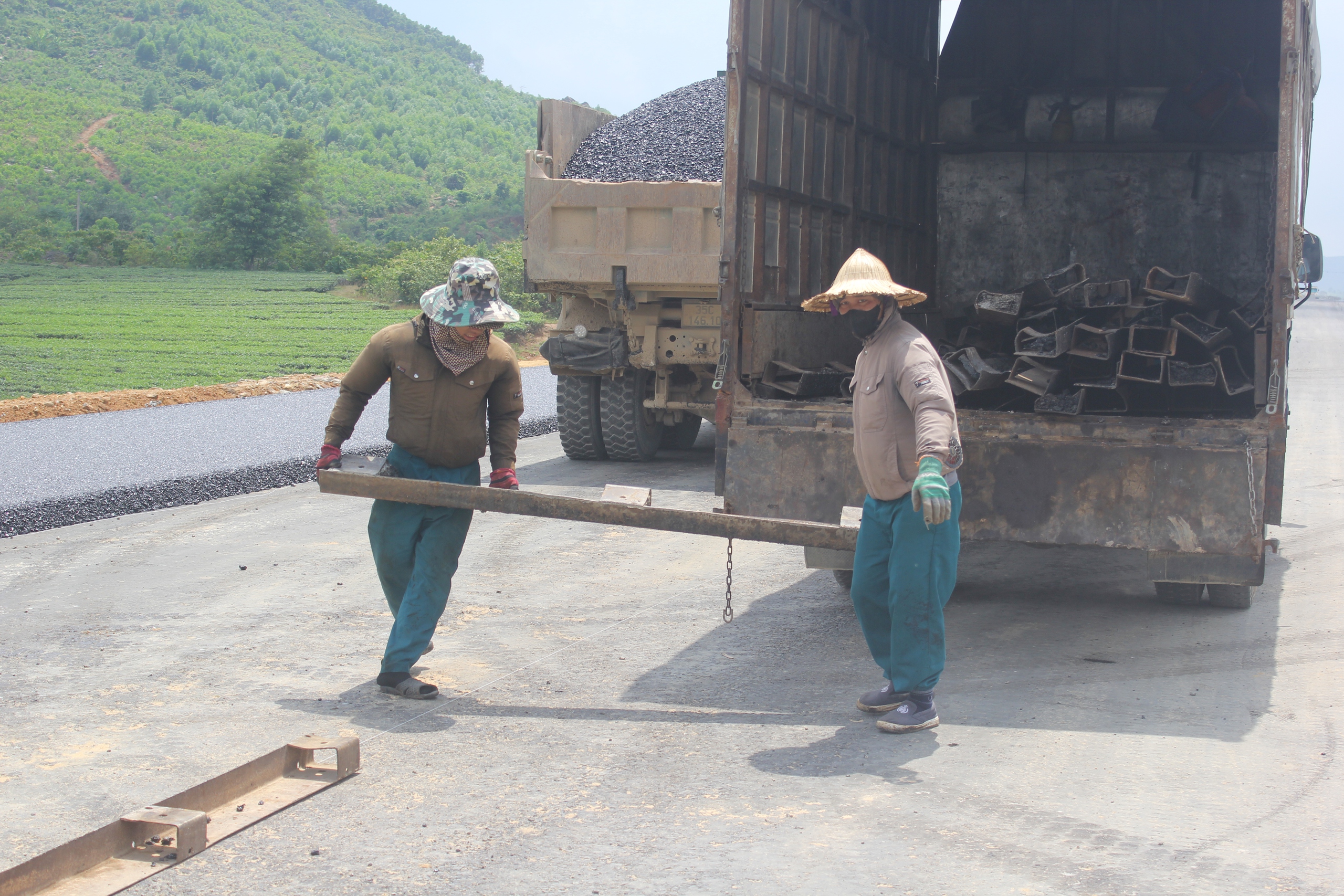 Tết Độc lập không nghỉ trên công trường cao tốc Bắc - Nam qua Hà Tĩnh- Ảnh 4. Tết Độc lập không nghỉ trên công trường cao tốc Bắc - Nam qua Hà Tĩnh- Ảnh 4.