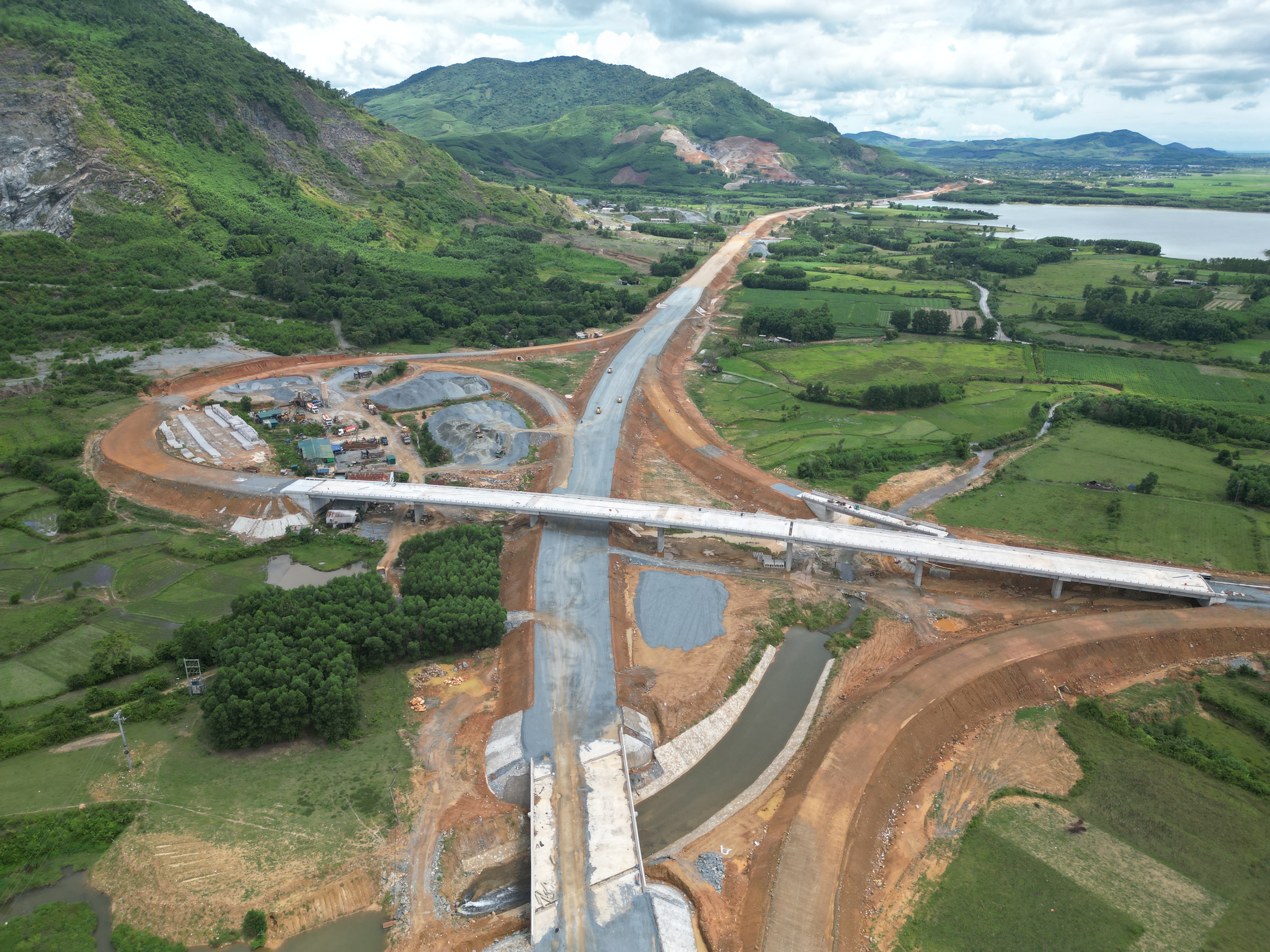 Tết Độc lập không nghỉ trên công trường cao tốc Bắc - Nam qua Hà Tĩnh- Ảnh 6. Tết Độc lập không nghỉ trên công trường cao tốc Bắc - Nam qua Hà Tĩnh- Ảnh 6.
