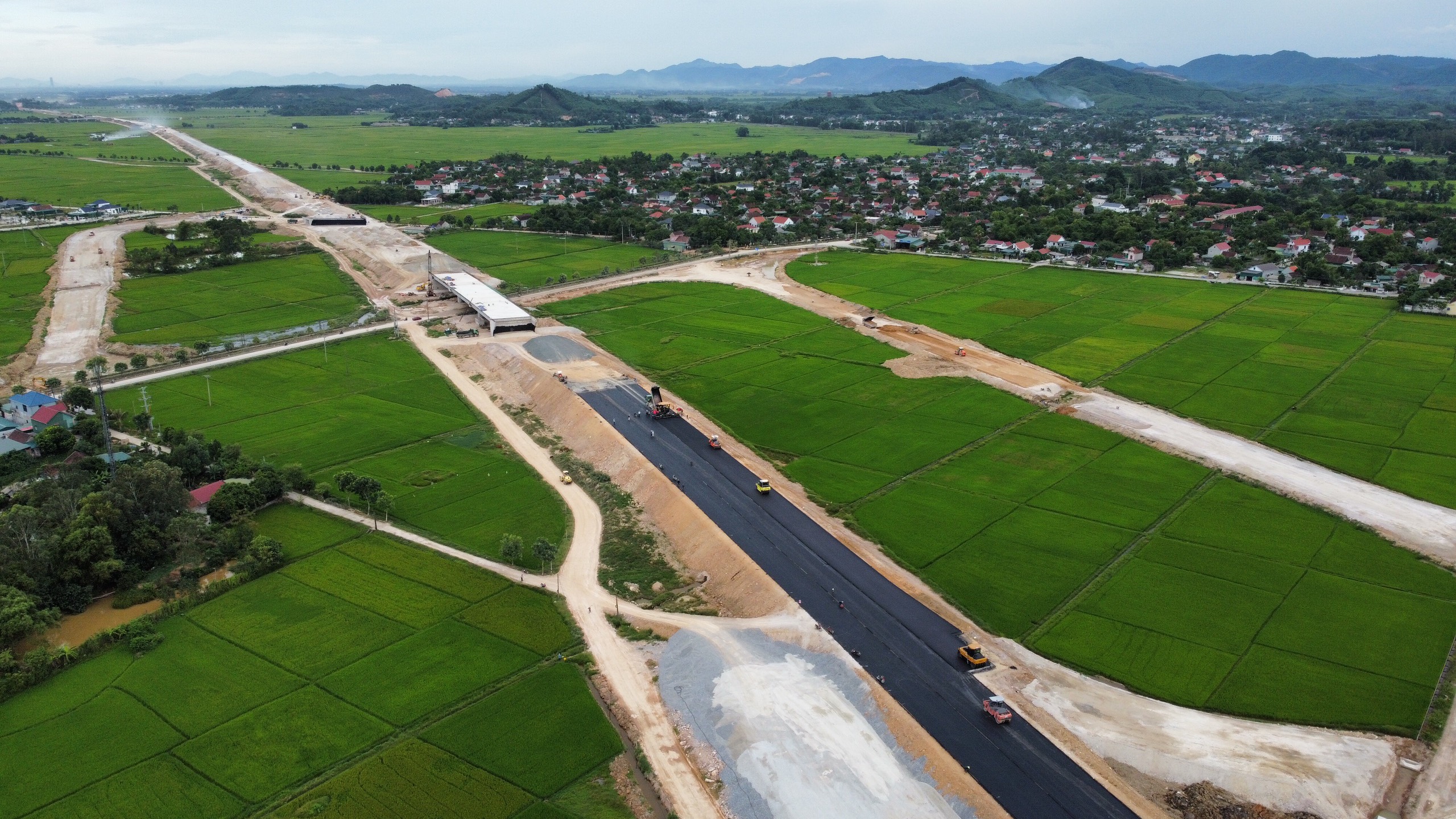 Tết Độc lập không nghỉ trên công trường cao tốc Bắc - Nam qua Hà Tĩnh- Ảnh 7. Tết Độc lập không nghỉ trên công trường cao tốc Bắc - Nam qua Hà Tĩnh- Ảnh 7.