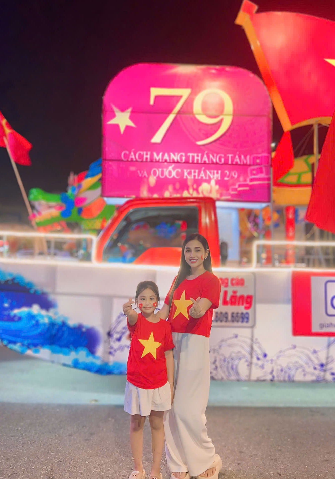 Thành phố Tuyên Quang rực sắc đỏ tối 2/9- Ảnh 7. Thành phố Tuyên Quang rực sắc đỏ tối 2/9- Ảnh 7.