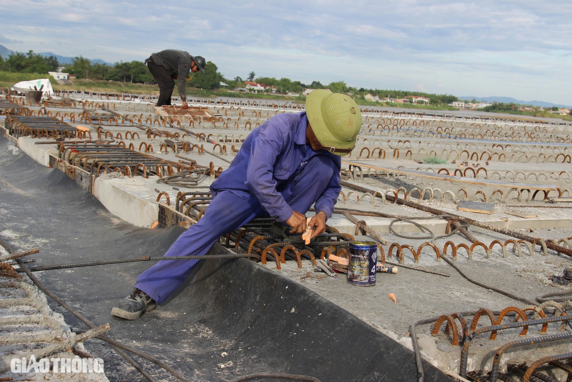 Gác niềm riêng, thi công xuyên lễ trên cao tốc Bắc - Nam qua Bình Định- Ảnh 3. Gác niềm riêng, thi công xuyên lễ trên cao tốc Bắc - Nam qua Bình Định- Ảnh 3.