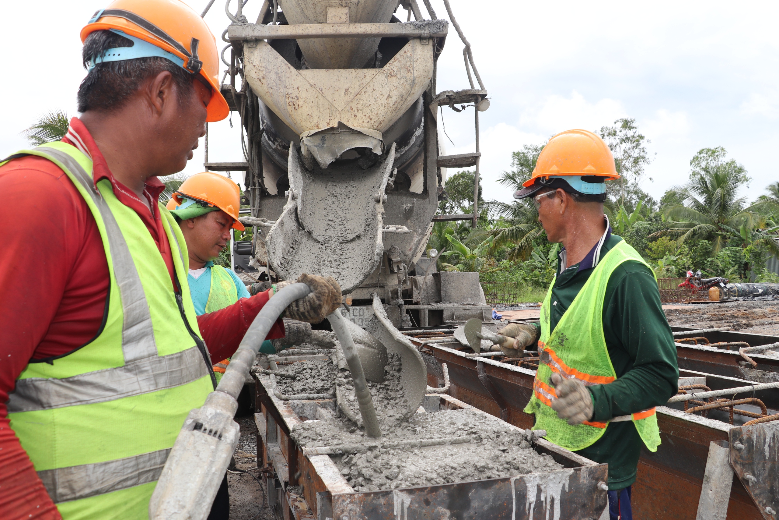 Bám công trường xuyên lễ, dồn lực thi công 37km cao tốc qua Hậu Giang- Ảnh 2. Bám công trường xuyên lễ, dồn lực thi công 37km cao tốc qua Hậu Giang- Ảnh 2.