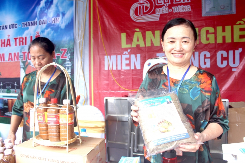 Quảng bá sản phẩm OCOP tương, miến làng nghề Cự Đà tại Festival Thu Hà Nội năm 2023. Ảnh: Mộc Miên