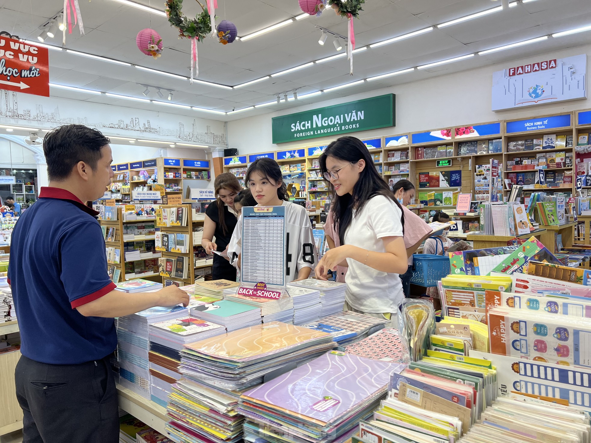 Phụ huynh chi tiền triệu sắm dụng cụ học tập cho con ảnh 8