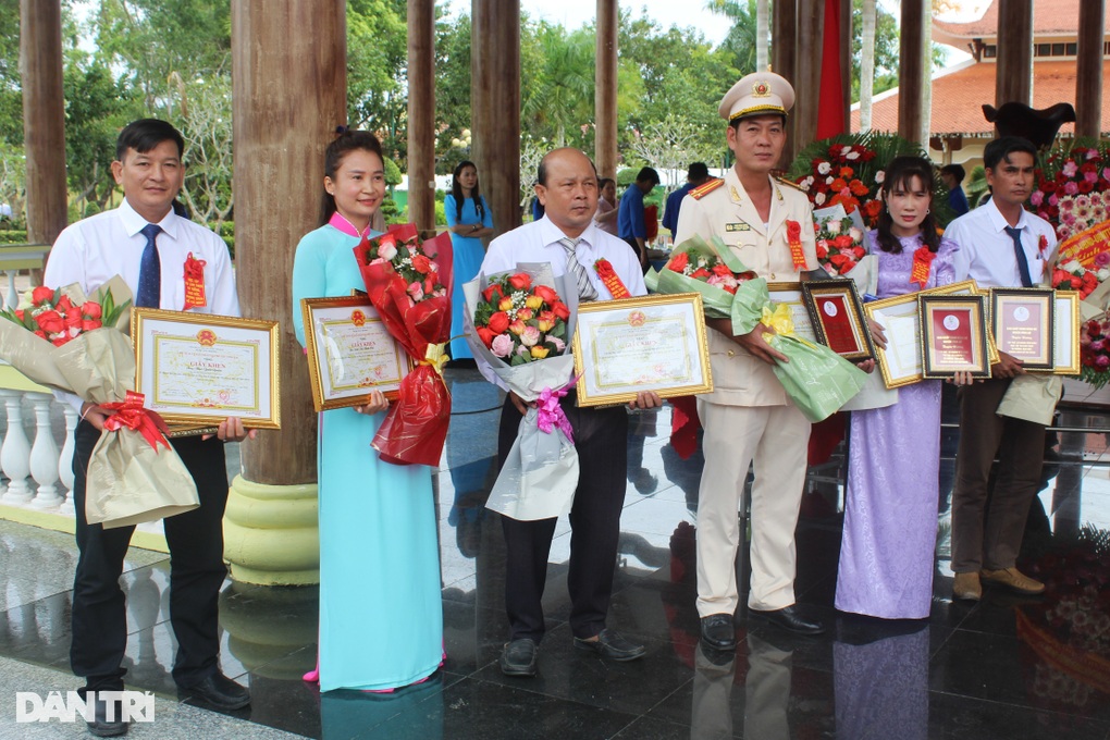 Bạc Liêu: Dâng hương tưởng nhớ Bác Hồ nhân kỷ niệm 79 năm ngày Quốc khánh - 4 Bạc Liêu: Dâng hương tưởng nhớ Bác Hồ nhân kỷ niệm 79 năm ngày Quốc khánh - 4