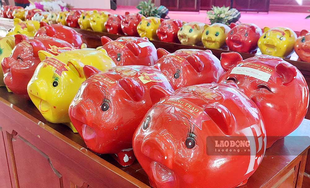 Hàng trăm con lợn đất được tập kết trong ngày hội mổ lợn.