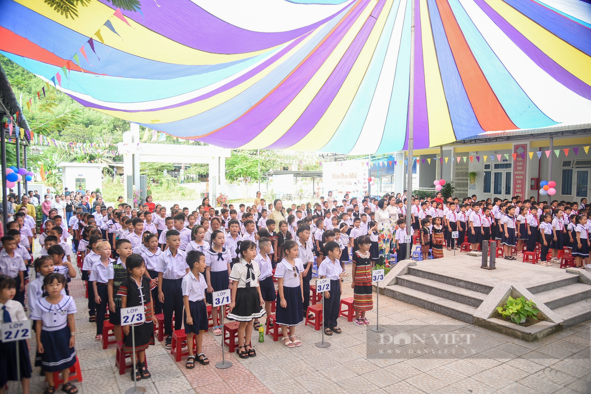 Trẻ em đồng bào Cơ Tu phấn khởi trong lần đầu khai giảng năm học mới- Ảnh 3. Trẻ em đồng bào Cơ Tu phấn khởi trong lần đầu khai giảng năm học mới- Ảnh 3.