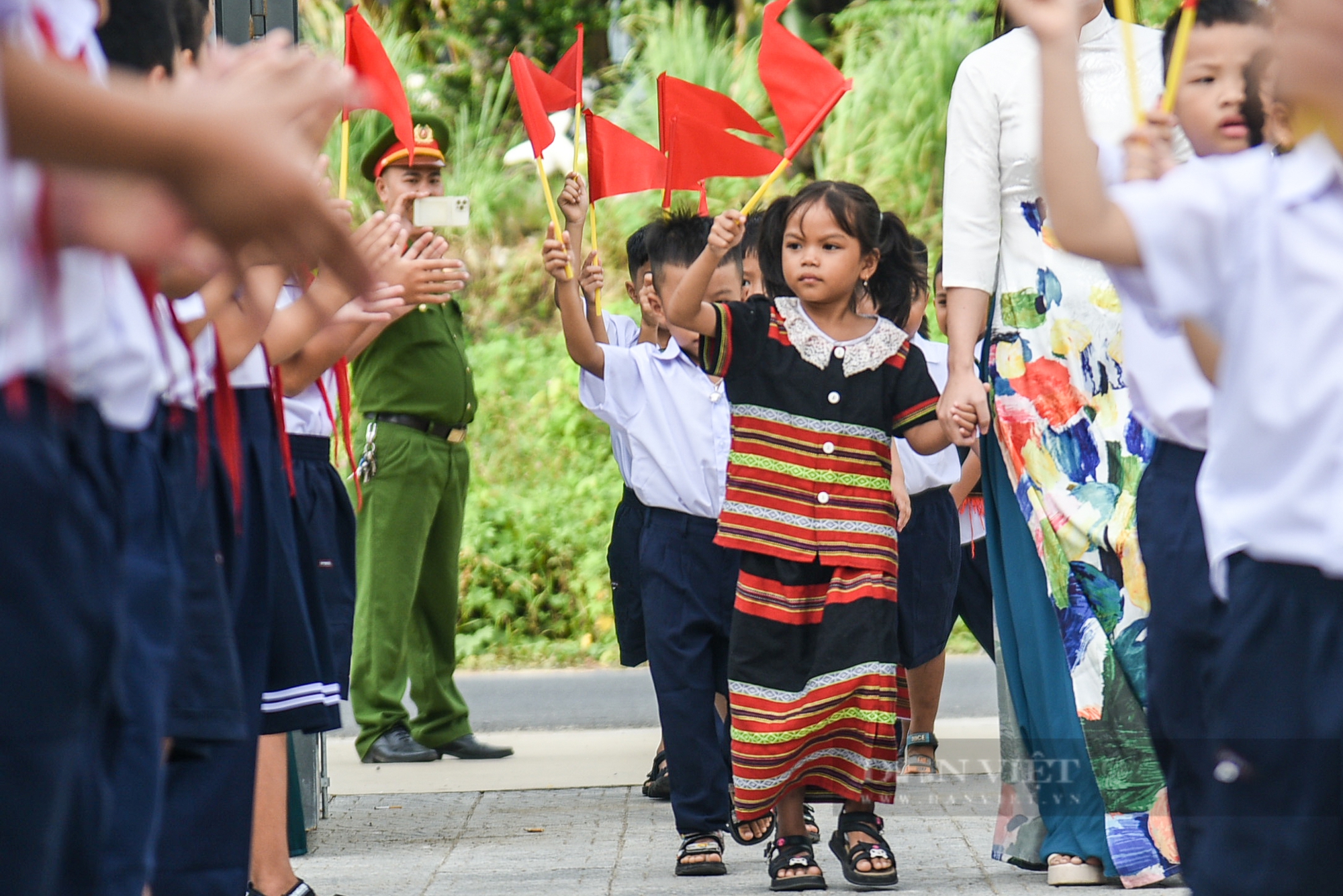 Trẻ em đồng bào Cơ Tu phấn khởi trong lần đầu khai giảng năm học mới- Ảnh 4. Trẻ em đồng bào Cơ Tu phấn khởi trong lần đầu khai giảng năm học mới- Ảnh 4.