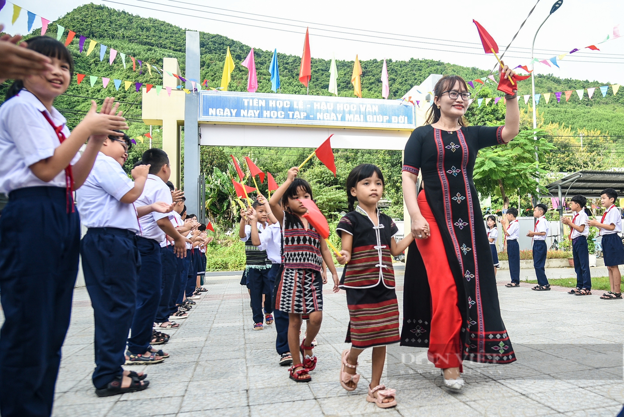Trẻ em đồng bào Cơ Tu phấn khởi trong lần đầu khai giảng năm học mới- Ảnh 9. Trẻ em đồng bào Cơ Tu phấn khởi trong lần đầu khai giảng năm học mới- Ảnh 9.