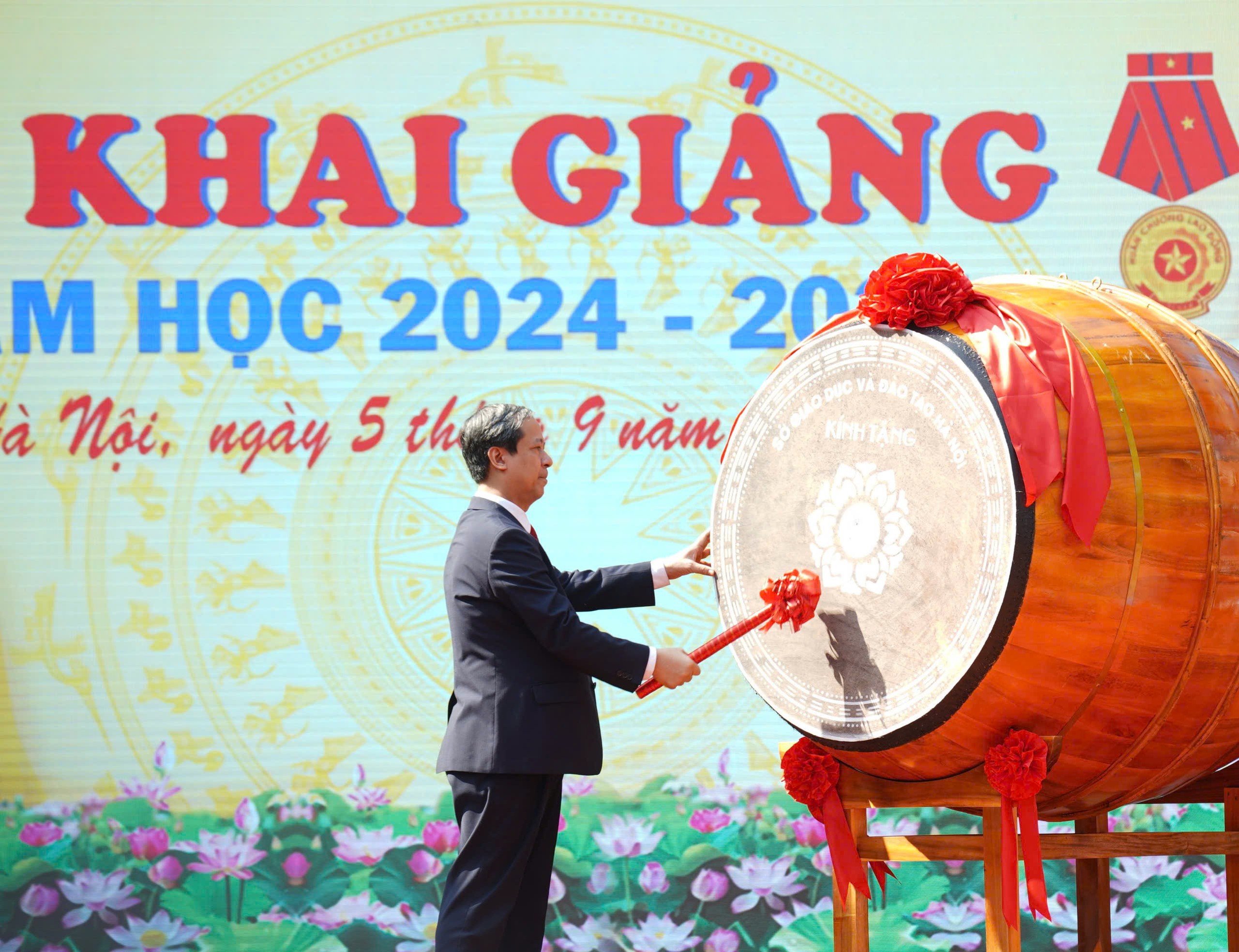 Những hình ảnh ấn tượng trong ngày đầu tiên của năm học mới- Ảnh 5. Những hình ảnh ấn tượng trong ngày đầu tiên của năm học mới- Ảnh 5.