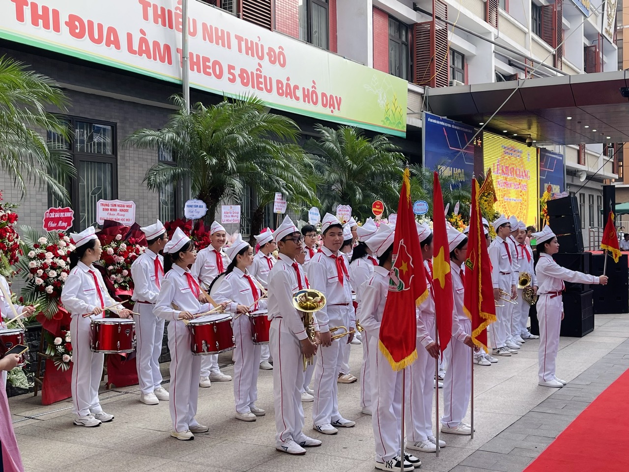 Những hình ảnh ấn tượng trong ngày đầu tiên của năm học mới- Ảnh 14. Những hình ảnh ấn tượng trong ngày đầu tiên của năm học mới- Ảnh 14.