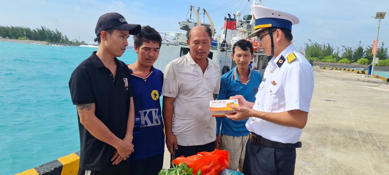 Cán bộ, chiến sĩ đảo Sinh Tồn tặng quà cho ngư dân vào tránh trú bão số 3- Ảnh 2. Cán bộ, chiến sĩ đảo Sinh Tồn tặng quà cho ngư dân vào tránh trú bão số 3- Ảnh 2.