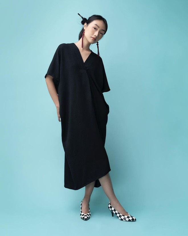Nhẹ bước vào thu cùng váy suông từ linen, đũi tơ dịu dàng, đằm thắm- Ảnh 2. Nhẹ bước vào thu cùng váy suông từ linen, đũi tơ dịu dàng, đằm thắm- Ảnh 2.