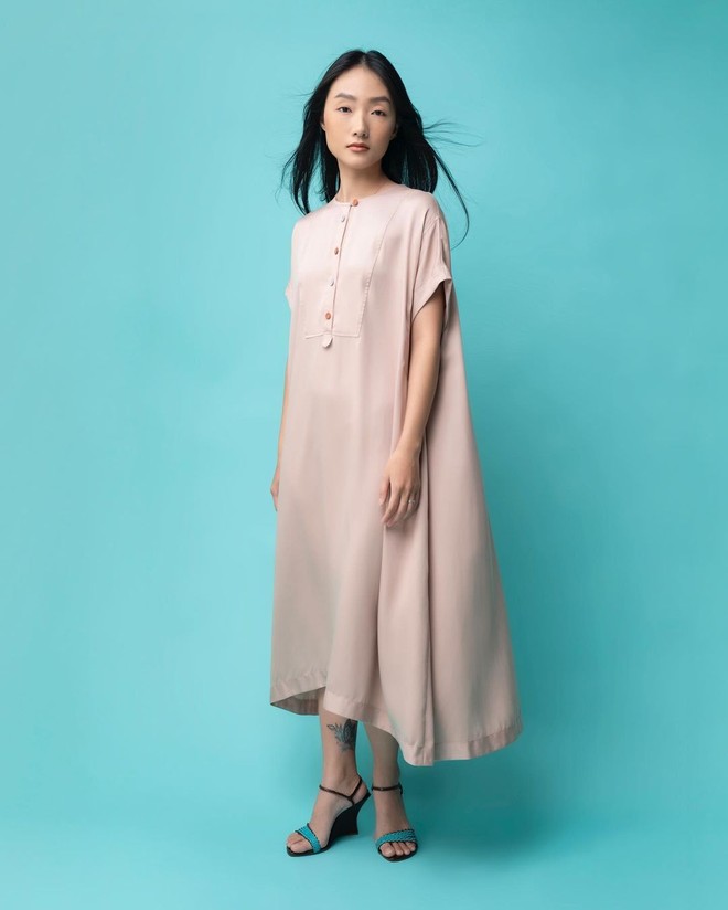 Nhẹ bước vào thu cùng váy suông từ linen, đũi tơ dịu dàng, đằm thắm- Ảnh 4. Nhẹ bước vào thu cùng váy suông từ linen, đũi tơ dịu dàng, đằm thắm- Ảnh 4.