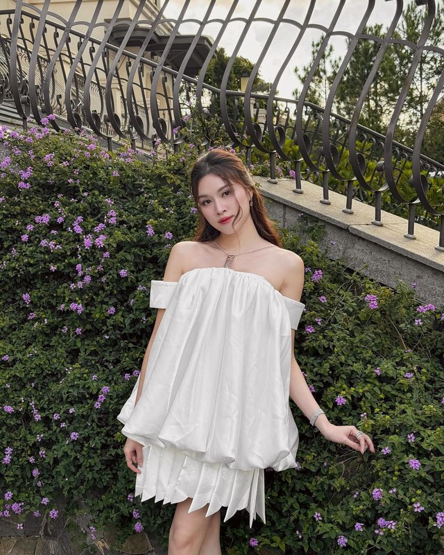 Chuẩn thanh lịch cho quý cô công sở nhờ công thức phối đồ white on white- Ảnh 4. Chuẩn thanh lịch cho quý cô công sở nhờ công thức phối đồ white on white- Ảnh 4.