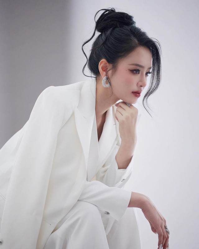 Chuẩn thanh lịch cho quý cô công sở nhờ công thức phối đồ white on white- Ảnh 6. Chuẩn thanh lịch cho quý cô công sở nhờ công thức phối đồ white on white- Ảnh 6.