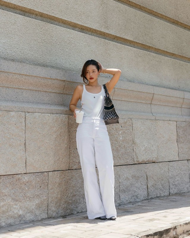 Chuẩn thanh lịch cho quý cô công sở nhờ công thức phối đồ white on white- Ảnh 7. Chuẩn thanh lịch cho quý cô công sở nhờ công thức phối đồ white on white- Ảnh 7.