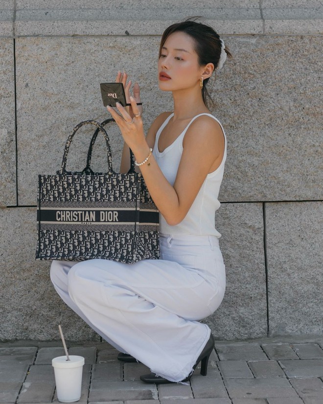 Chuẩn thanh lịch cho quý cô công sở nhờ công thức phối đồ white on white- Ảnh 9. Chuẩn thanh lịch cho quý cô công sở nhờ công thức phối đồ white on white- Ảnh 9.