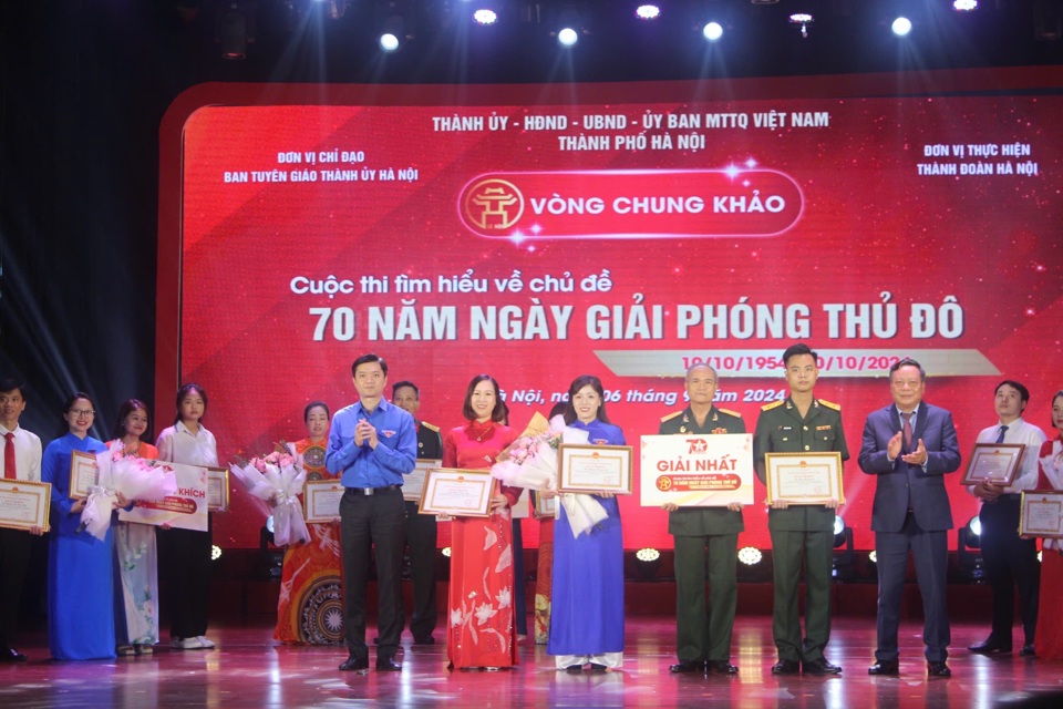 Các đại biểu trao giải Nhất cho đội giành chiến thắng