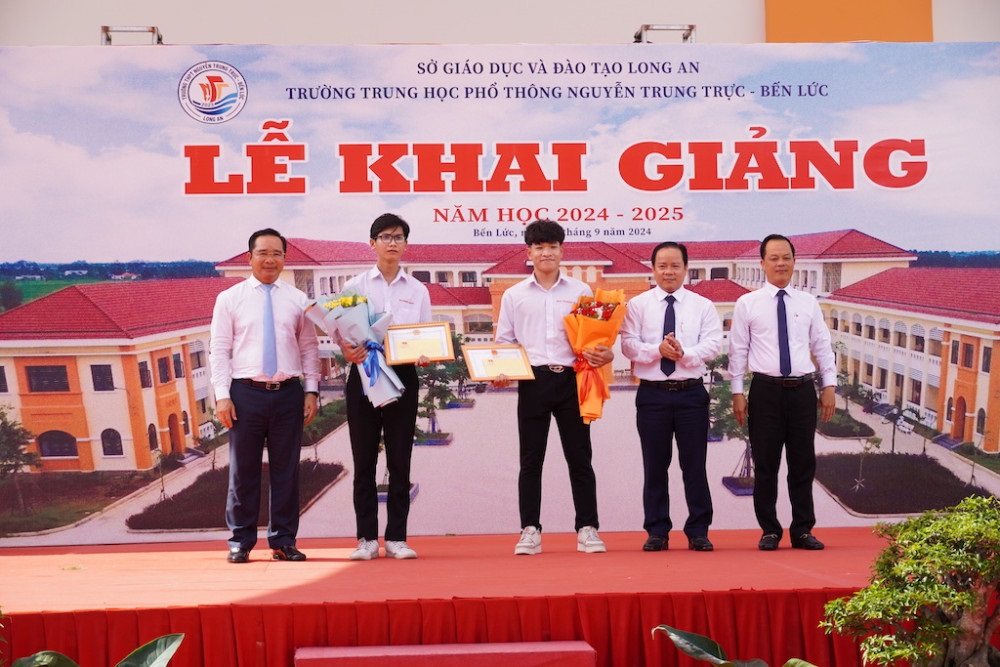Báo Người Lao Động tặng xe đạp cho học sinh tại 2 ngôi trường đặc biệt ở Long An- Ảnh 9. Báo Người Lao Động tặng xe đạp cho học sinh tại 2 ngôi trường đặc biệt ở Long An- Ảnh 9.