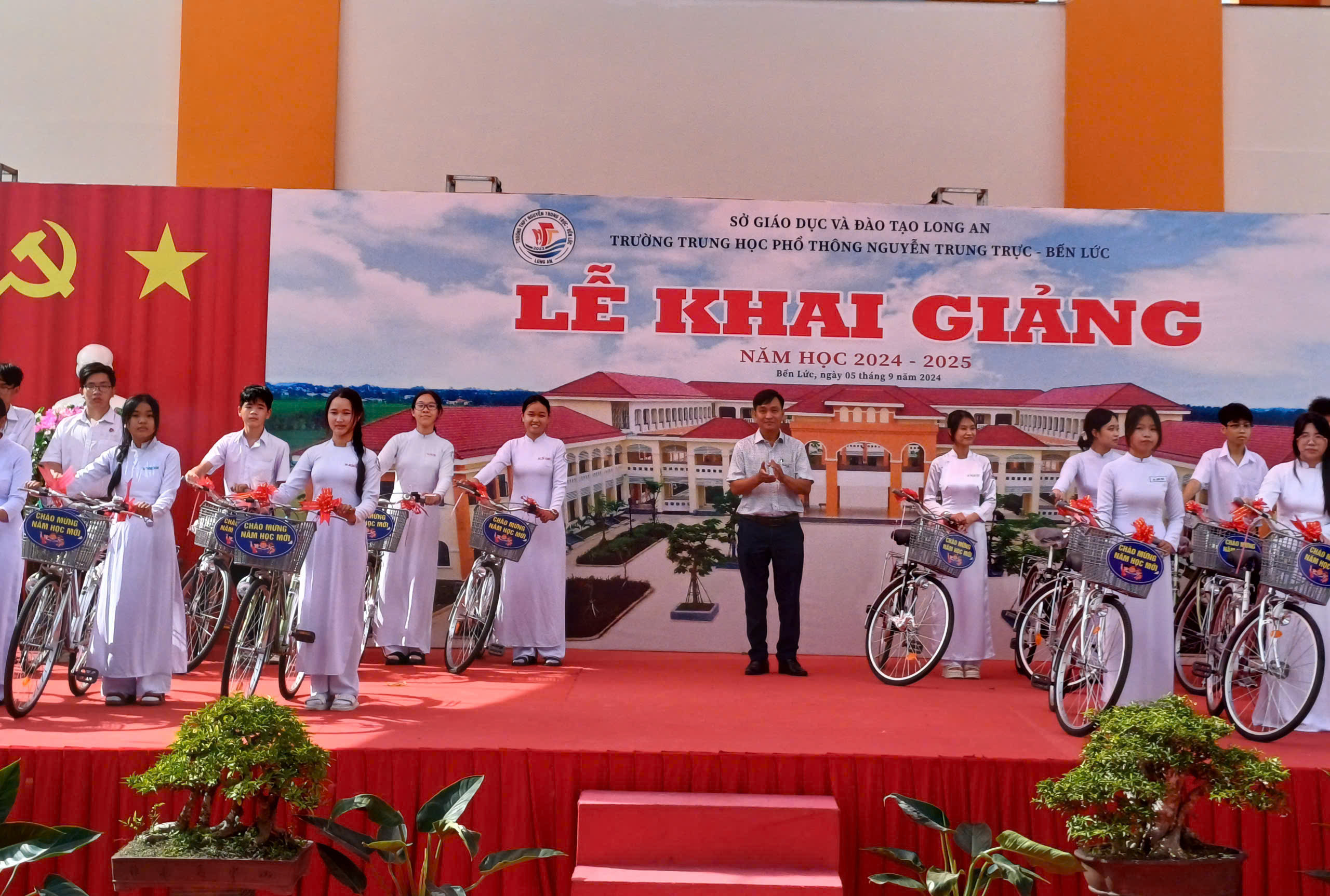 Báo Người Lao Động tặng xe đạp cho học sinh tại 2 ngôi trường đặc biệt ở Long An- Ảnh 10. Báo Người Lao Động tặng xe đạp cho học sinh tại 2 ngôi trường đặc biệt ở Long An- Ảnh 10.