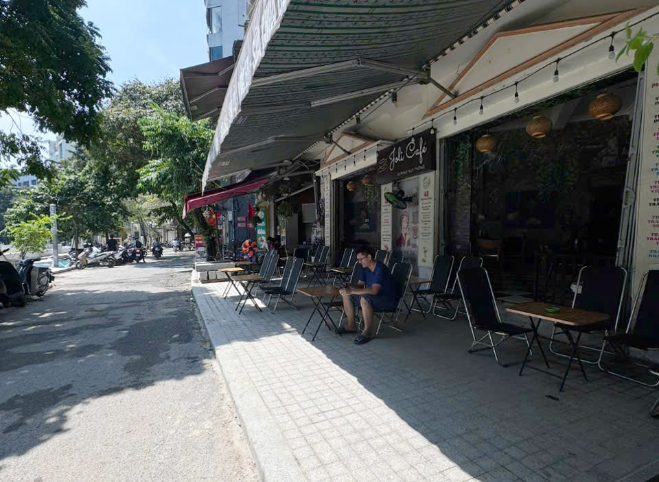 Quận Ba Đình lát hè đá tự nhiên lòng đường vỉa hè đường dạo tạo thuận lợi kinh doanh dịch vụ, đi bộ, vui chơi giải trí tại khu phố.