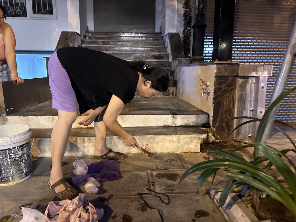 Cư dân dự án nhà giàu làm bao cát chắn cửa, ngăn hầm tránh bão Yagi - 2 Cư dân dự án nhà giàu làm bao cát chắn cửa, ngăn hầm tránh bão Yagi - 2