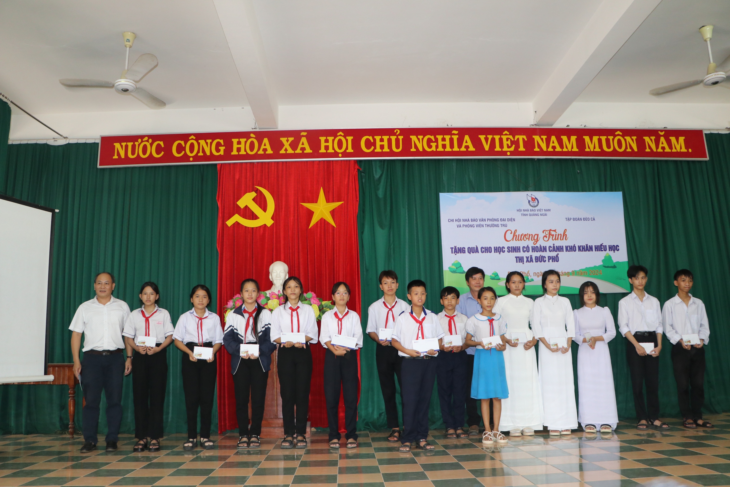 Chi hội báo chí Trung ương tại Quảng Ngãi trao quà cho học sinh nghèo- Ảnh 2. Chi hội báo chí Trung ương tại Quảng Ngãi trao quà cho học sinh nghèo- Ảnh 2.