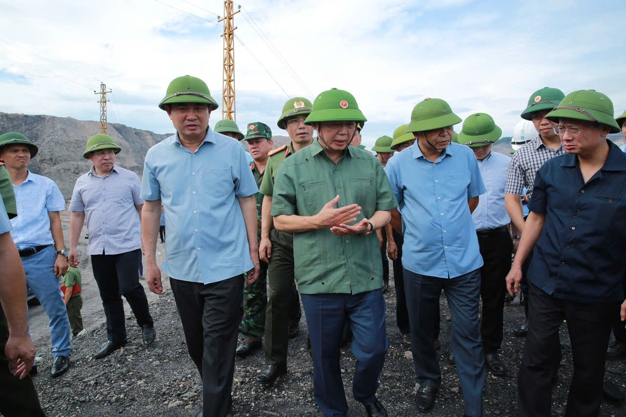 Phó Thủ tướng Trần Hồng Hà thị sát, kiểm tra việc phòng chống bão số 3 tại Quảng Ninh và Hải Phòng- Ảnh 4. Phó Thủ tướng Trần Hồng Hà thị sát, kiểm tra việc phòng chống bão số 3 tại Quảng Ninh và Hải Phòng- Ảnh 4.
