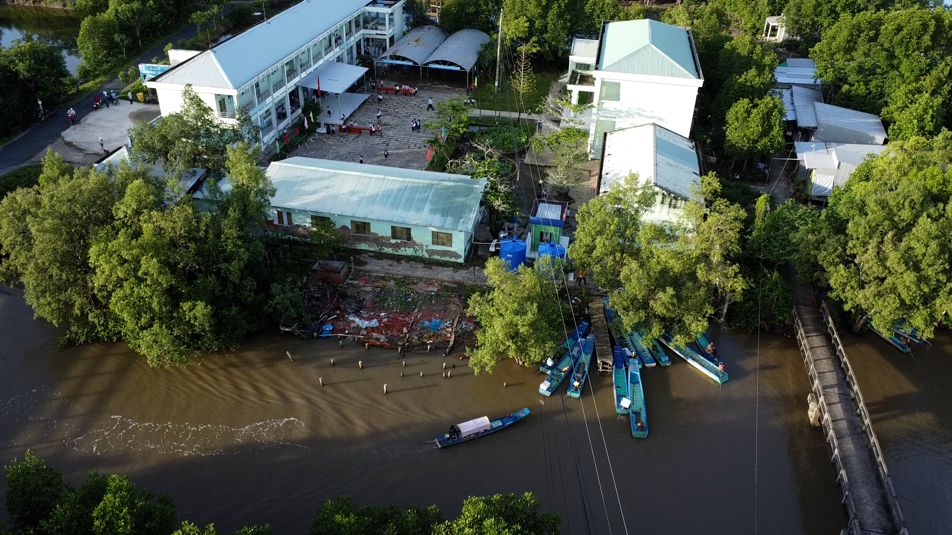 Học sinh vùng Đất Mũi đi vỏ lãi dự khai giảng- Ảnh 3. Học sinh vùng Đất Mũi đi vỏ lãi dự khai giảng- Ảnh 3.