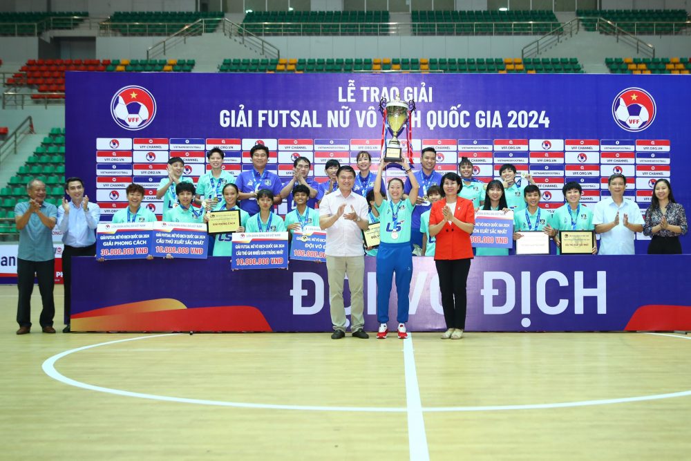 Bà Lê Thị Hoàng Yến – Phó Cục trưởng Cục TDTT, ông Trần Anh Tú – Phó Chủ tịch VFF, ông Trần Anh Minh – Ủy viên BCH VFF, bà Đinh Thị Thu Trang – Phó Tổng Thư ký LĐBĐVN, Trưởng BTC Giải; ông Tạ Đình Quyền – Phó Giám đốc Sở VHTTDL tỉnh Hà Nam, Phó Trưởng BTC Giải và ông Phạm Hải Anh – Ủy viên Ban Bóng đá nữ VFF trao thưởng cho đội Vô địch: Thái Sơn Nam TP.HCM Bà Lê Thị Hoàng Yến – Phó Cục trưởng Cục TDTT, ông Trần Anh Tú – Phó Chủ tịch VFF, ông Trần Anh Minh – Ủy viên BCH VFF, bà Đinh Thị Thu Trang – Phó Tổng Thư ký LĐBĐVN, Trưởng BTC Giải; ông Tạ Đình Quyền – Phó Giám đốc Sở VHTTDL tỉnh Hà Nam, Phó Trưởng BTC Giải và ông Phạm Hải Anh – Ủy viên Ban Bóng đá nữ VFF trao thưởng cho đội Vô địch: Thái Sơn Nam TP.HCM