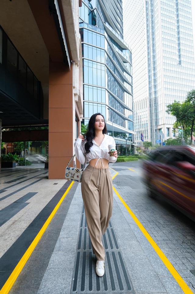 'Nghiện' khoe chân dài 1m18, Mai Phương Thúy gây tranh luận về phong cách thời trang - Ảnh 7. 'Nghiện' khoe chân dài 1m18, Mai Phương Thúy gây tranh luận về phong cách thời trang - Ảnh 7.