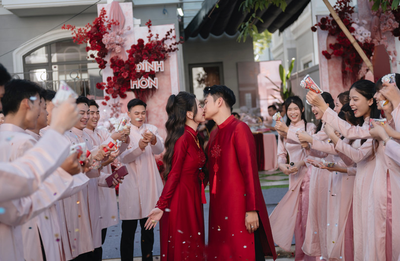 Cô gái Nghệ An lấy chồng cách nhà 6m, đám cưới có nhiều điểm 'lạ lùng' - Ảnh 2. Cô gái Nghệ An lấy chồng cách nhà 6m, đám cưới có nhiều điểm 'lạ lùng' - Ảnh 2.